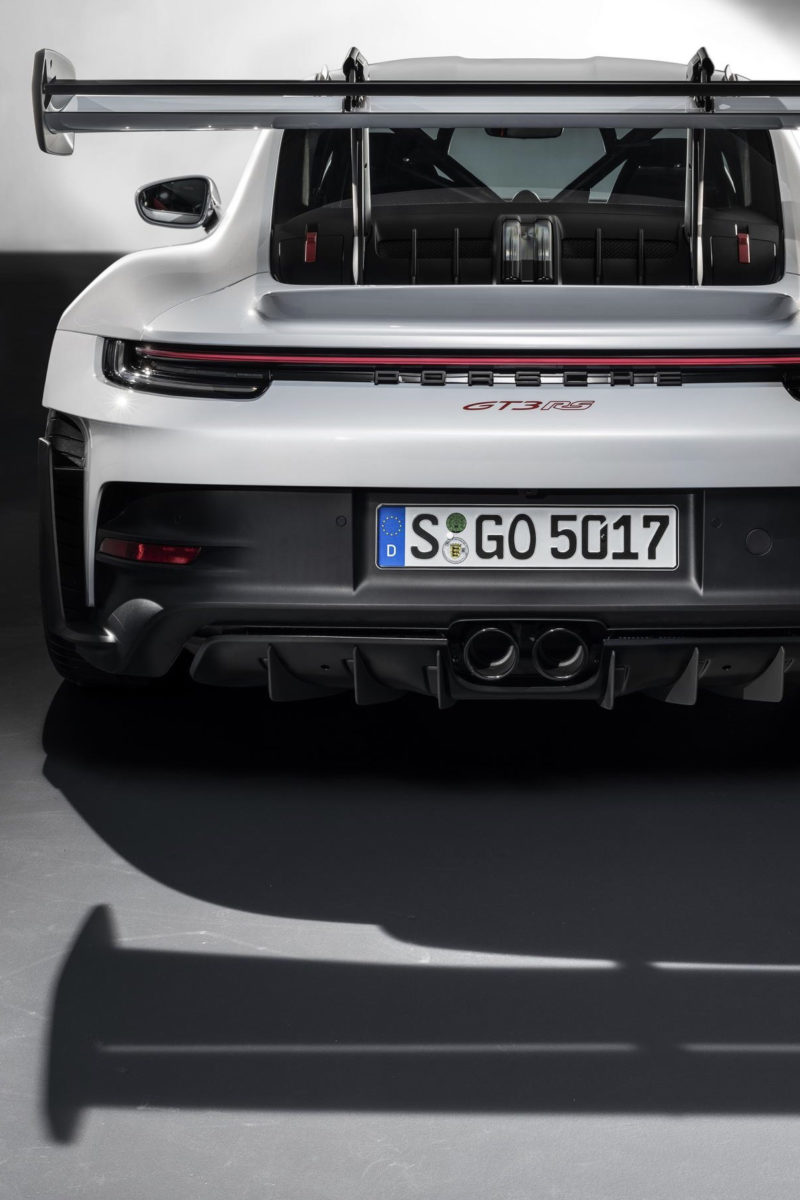 992世代のポルシェ911にも「911 GT3 RS」がデビュー。スワンネックで支持されるルーフよりも高い大型リアウイングなどが特徴。全機能に裏付けがあり、それらを紐解いてゆく。