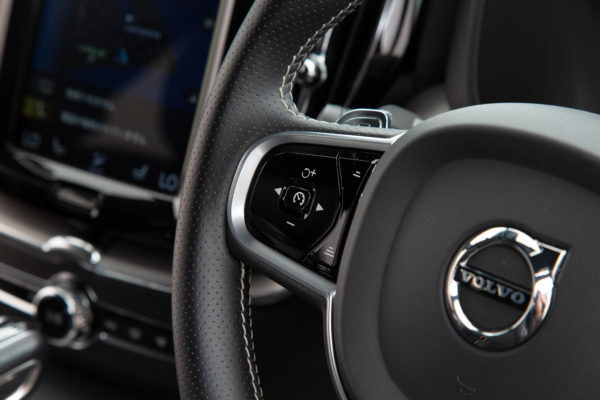 XC60 T6 AWD Rデザイン