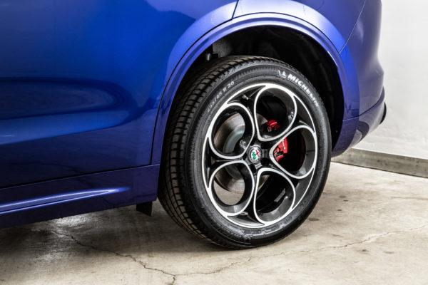 ステルヴィオ  2.0 ターボ Q4 ヴェローチェ 4WD