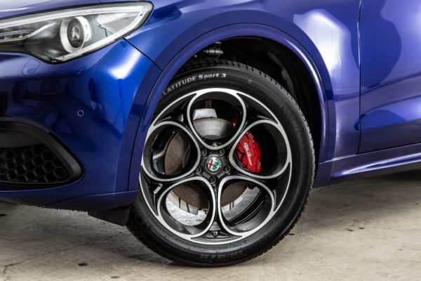 ステルヴィオ  2.0 ターボ Q4 ヴェローチェ 4WD