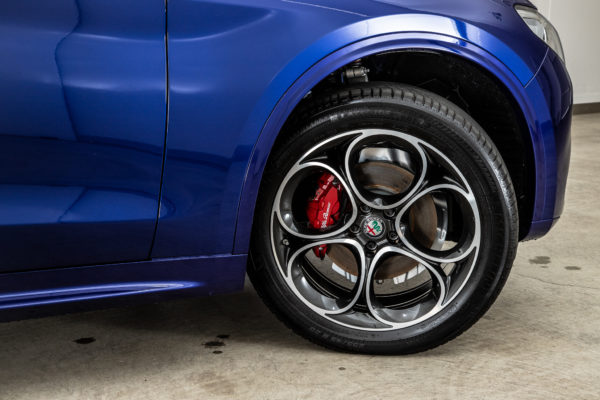 ステルヴィオ  2.0 ターボ Q4 ヴェローチェ 4WD