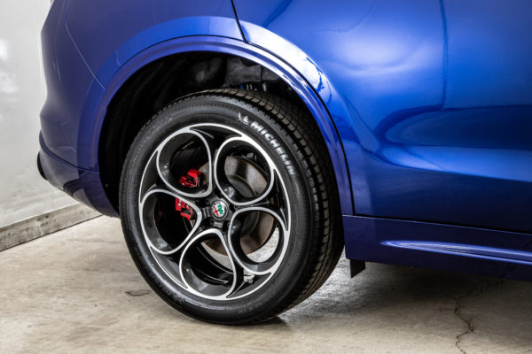 ステルヴィオ  2.0 ターボ Q4 ヴェローチェ 4WD
