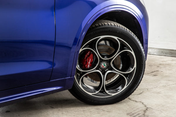 ステルヴィオ  2.0 ターボ Q4 ヴェローチェ 4WD