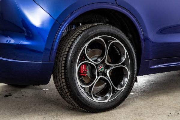 ステルヴィオ  2.0 ターボ Q4 ヴェローチェ 4WD