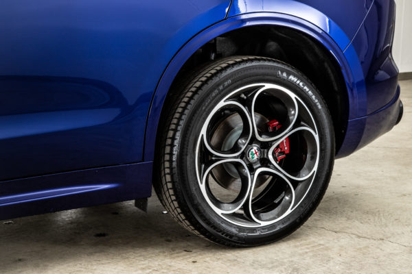 ステルヴィオ  2.0 ターボ Q4 ヴェローチェ 4WD