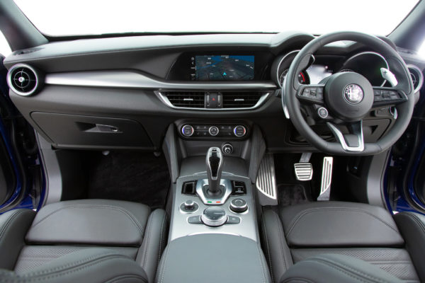 ステルヴィオ  2.0 ターボ Q4 ヴェローチェ 4WD