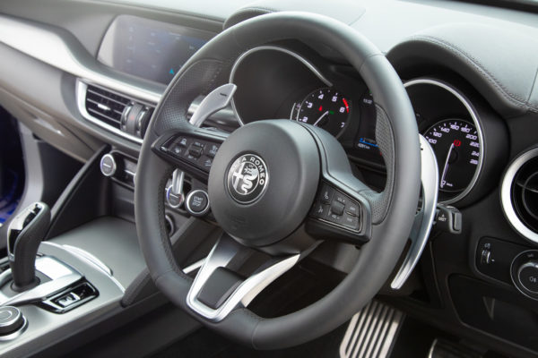 ステルヴィオ  2.0 ターボ Q4 ヴェローチェ 4WD