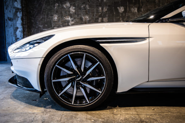 DB11 V8