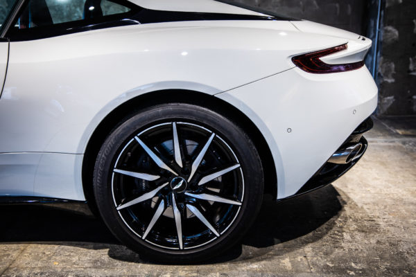 DB11 V8