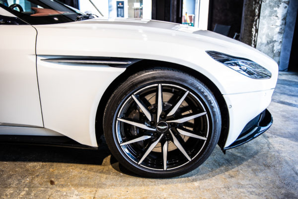 DB11 V8