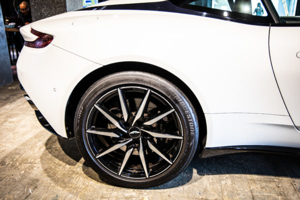 DB11 V8