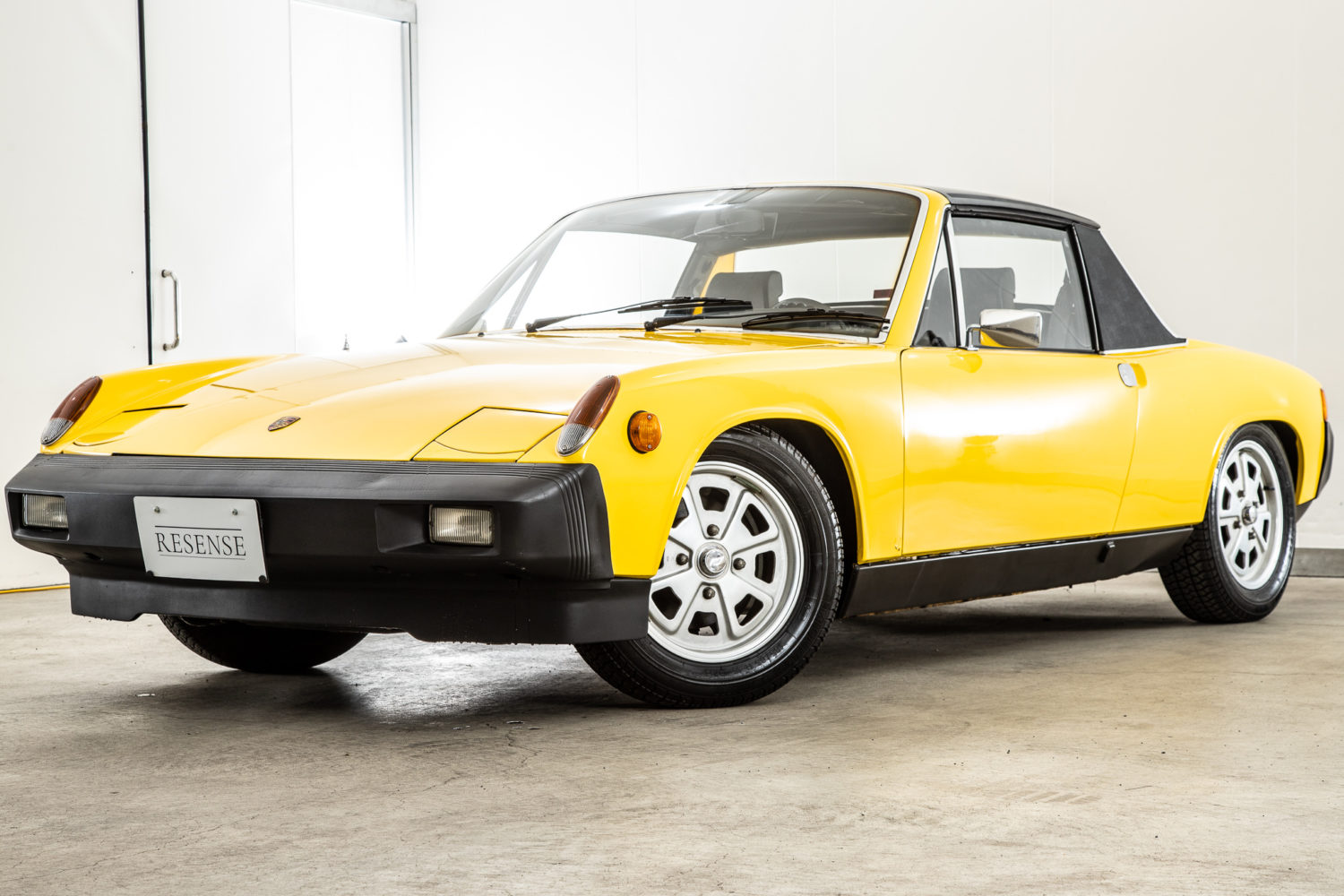 914