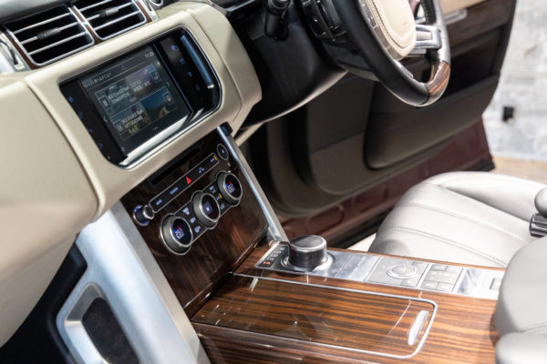 レンジローバー 3.0V6 Sチャージド(380ps)ヴォーグ 4WD