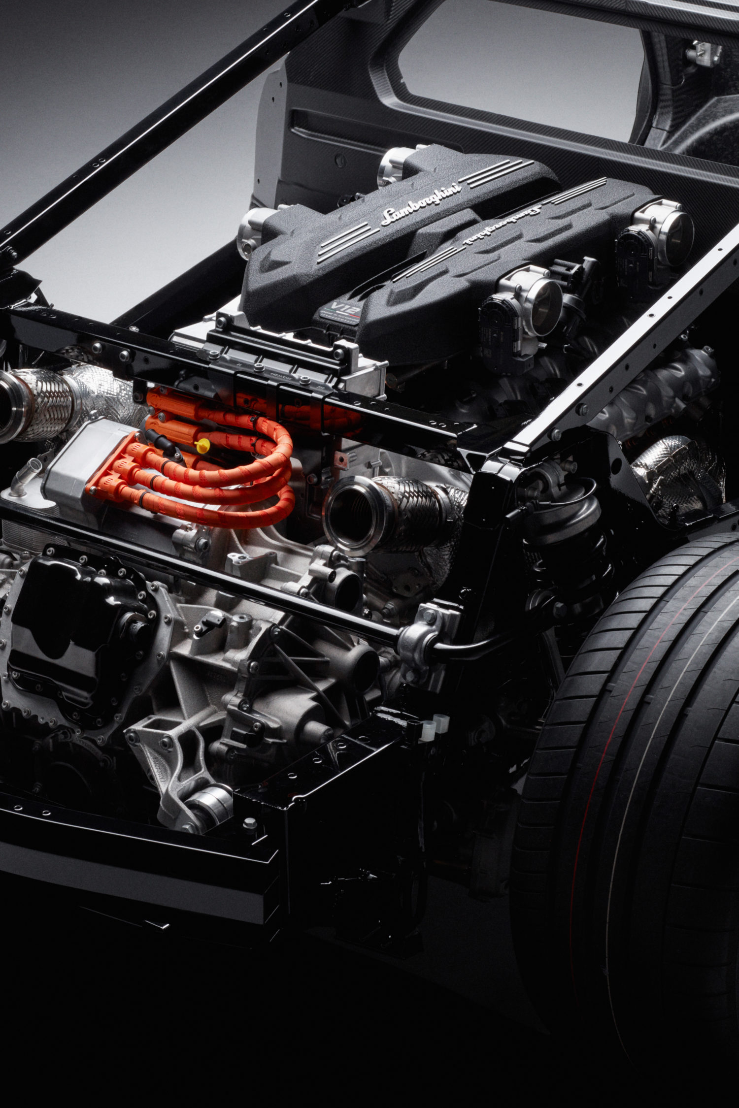 ランボルギーニは初の高性能電動車の詳細を公開。コードネーム「LB744」。アヴェンタドール後継にあたりハイブリッド。1000hp超。