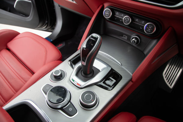 ステルヴィオ Q4 ヴェローチェ