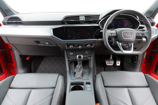 Q3 スポーツバック 35TFSI Sライン