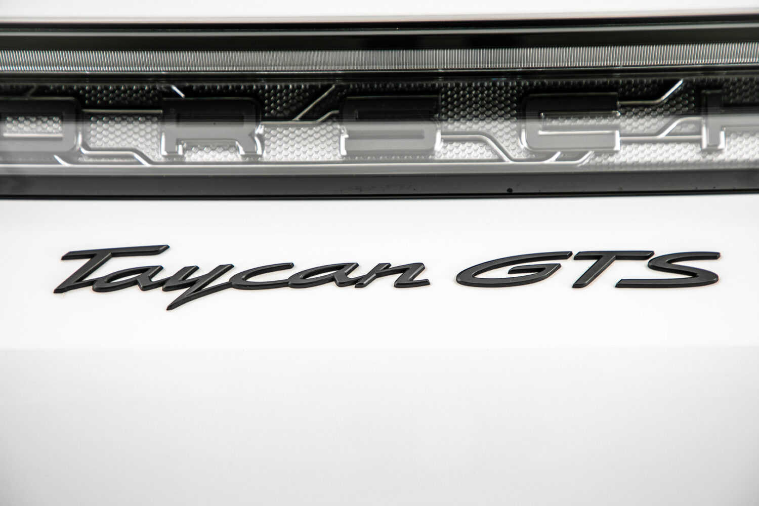 タイカン GTS 4シート 4WD