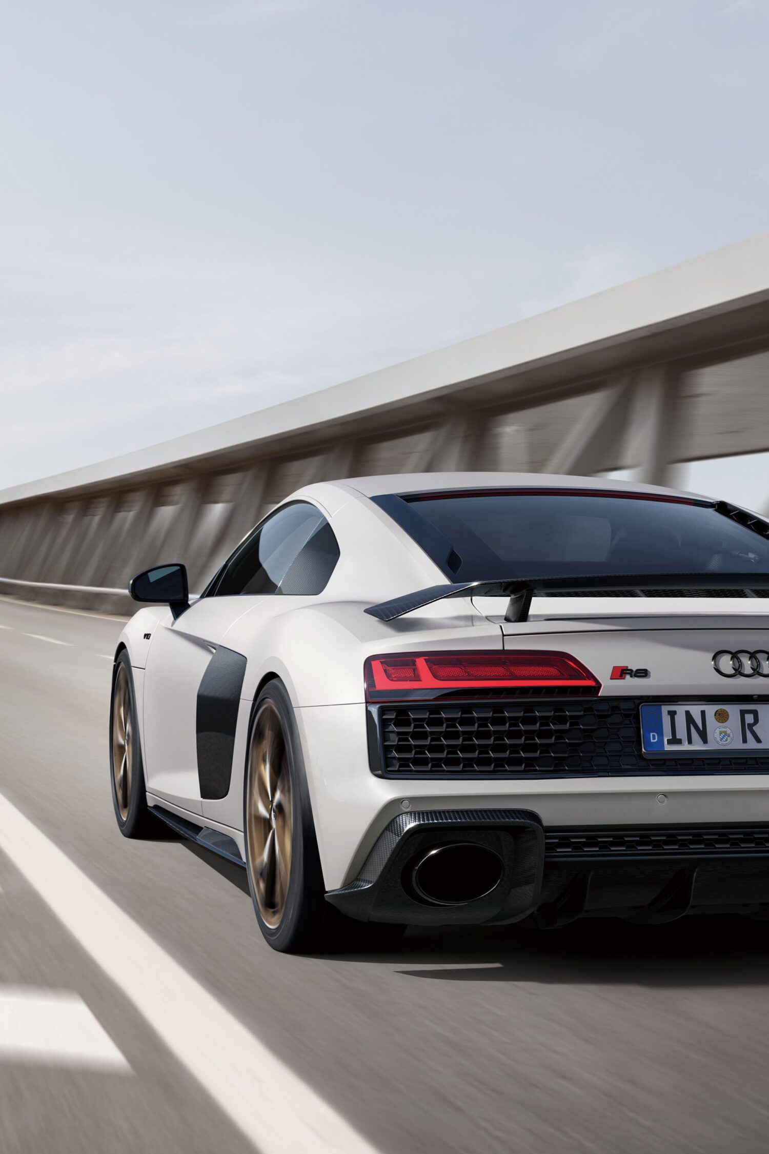 アウディはR8の進化を続けた17年に渡る集大成として、日本向けに8台の限定車「ジャパン・ファイナル・エディション」を発表した。