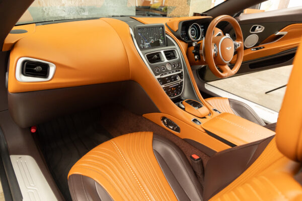 DB11 ヴォランテ V8