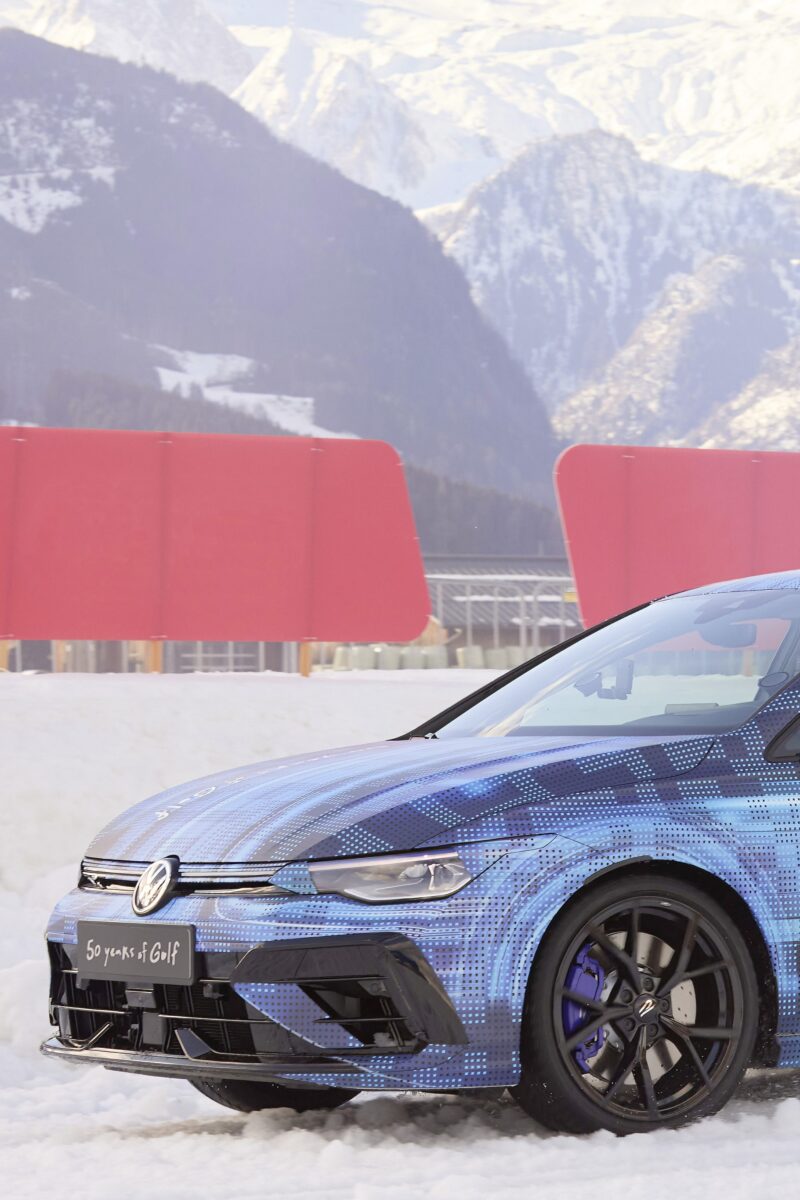 新型ゴルフRのカモフラージュ車両がオーストリアの伝統的なアイスレースのショーに登場。2024年半ばにも正式公開の予定。