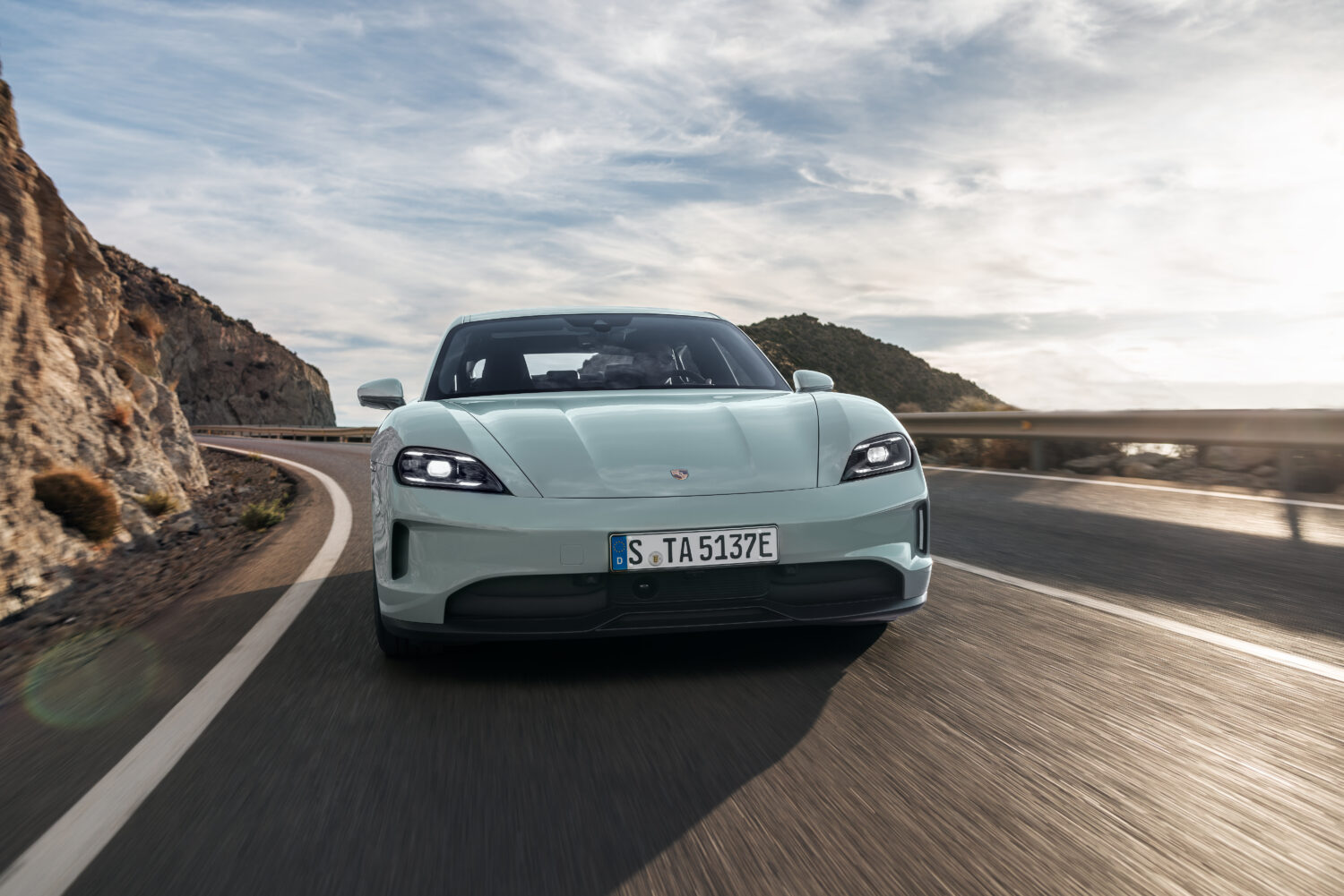ポルシェ　新型タイカン/タイカン・クロスツーリスモ受注開始　広範囲にわたる改良