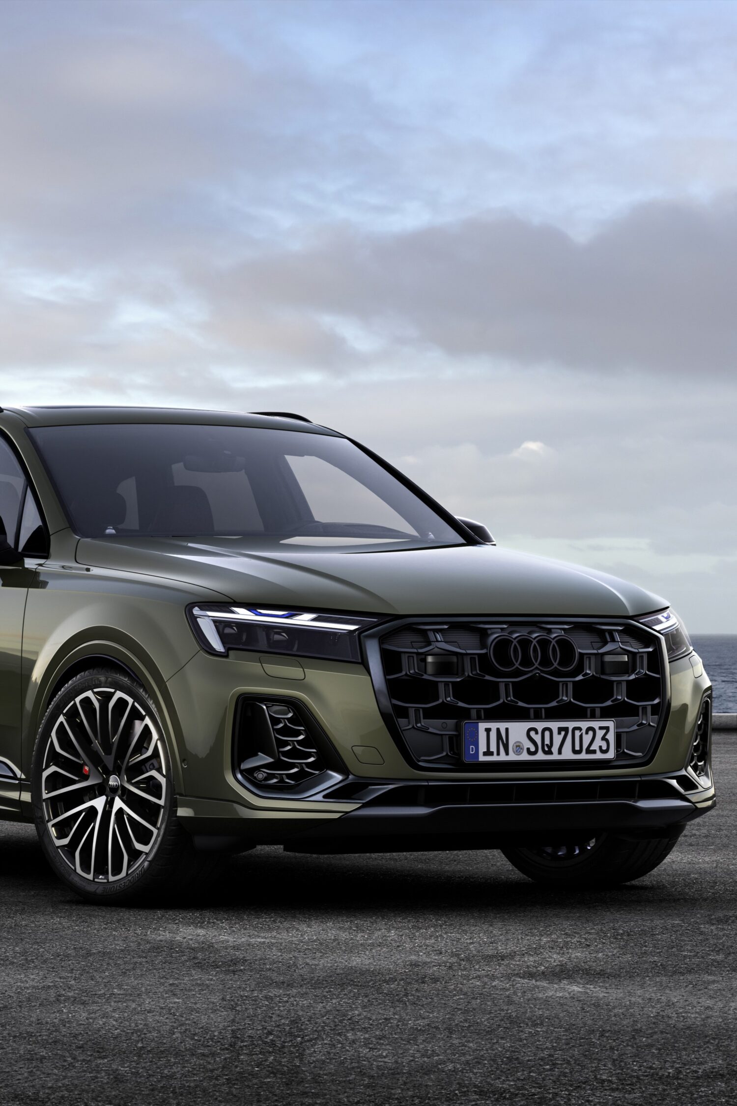 アウディはQ7シリーズをクリアなデザインと最新のテクノロジーを採用し、再びアップグレード。また新投入のデジタルライティングテクノロジーをヘッド/リアライトに搭載。