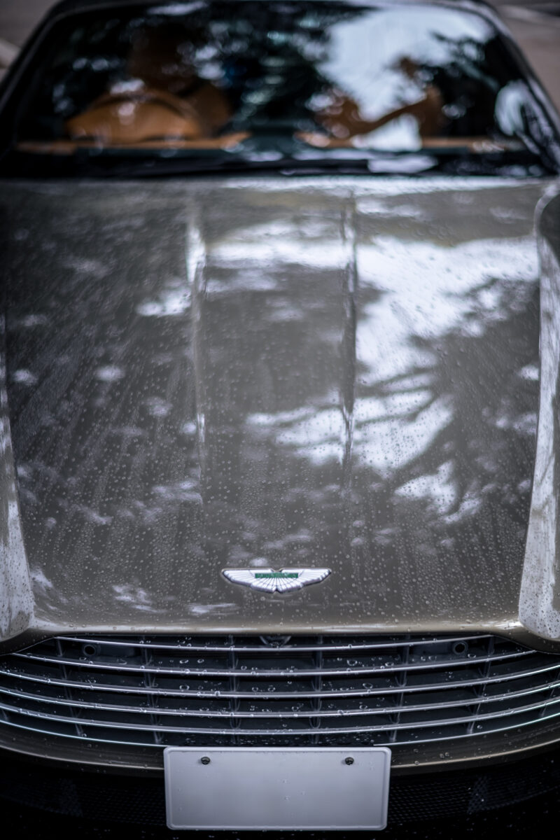 アストン・マーティンDB11ヴォランテ（FR/8AT）雨の日に乗るオープンカー