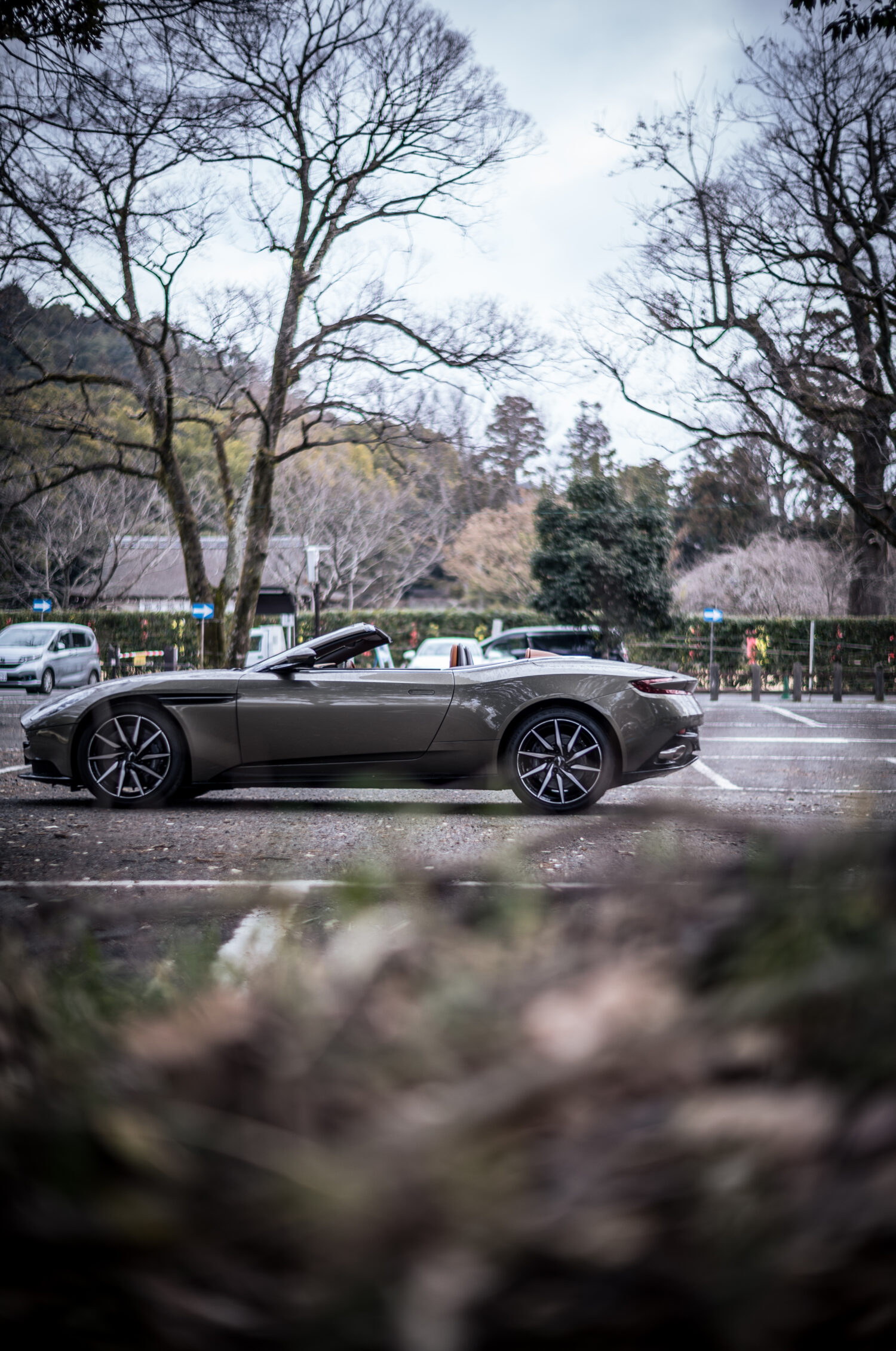 アストン・マーティンDB11ヴォランテ（FR/8AT）雨の日に乗るオープンカー
