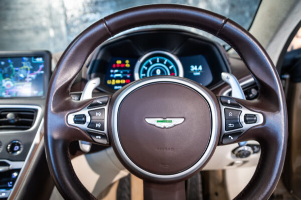 DB11 ヴォランテ V8
