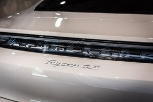 タイカン 4Sパフォーマンスバッテリープラス 4+1シート 4WD