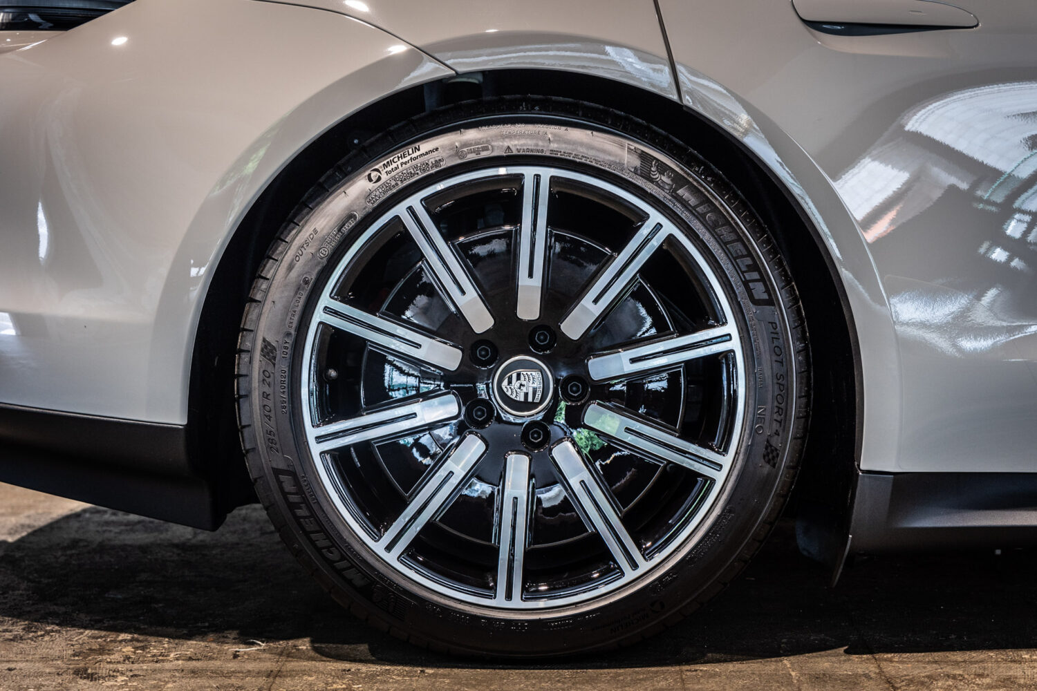 タイカン 4Sパフォーマンスバッテリープラス 4+1シート 4WD