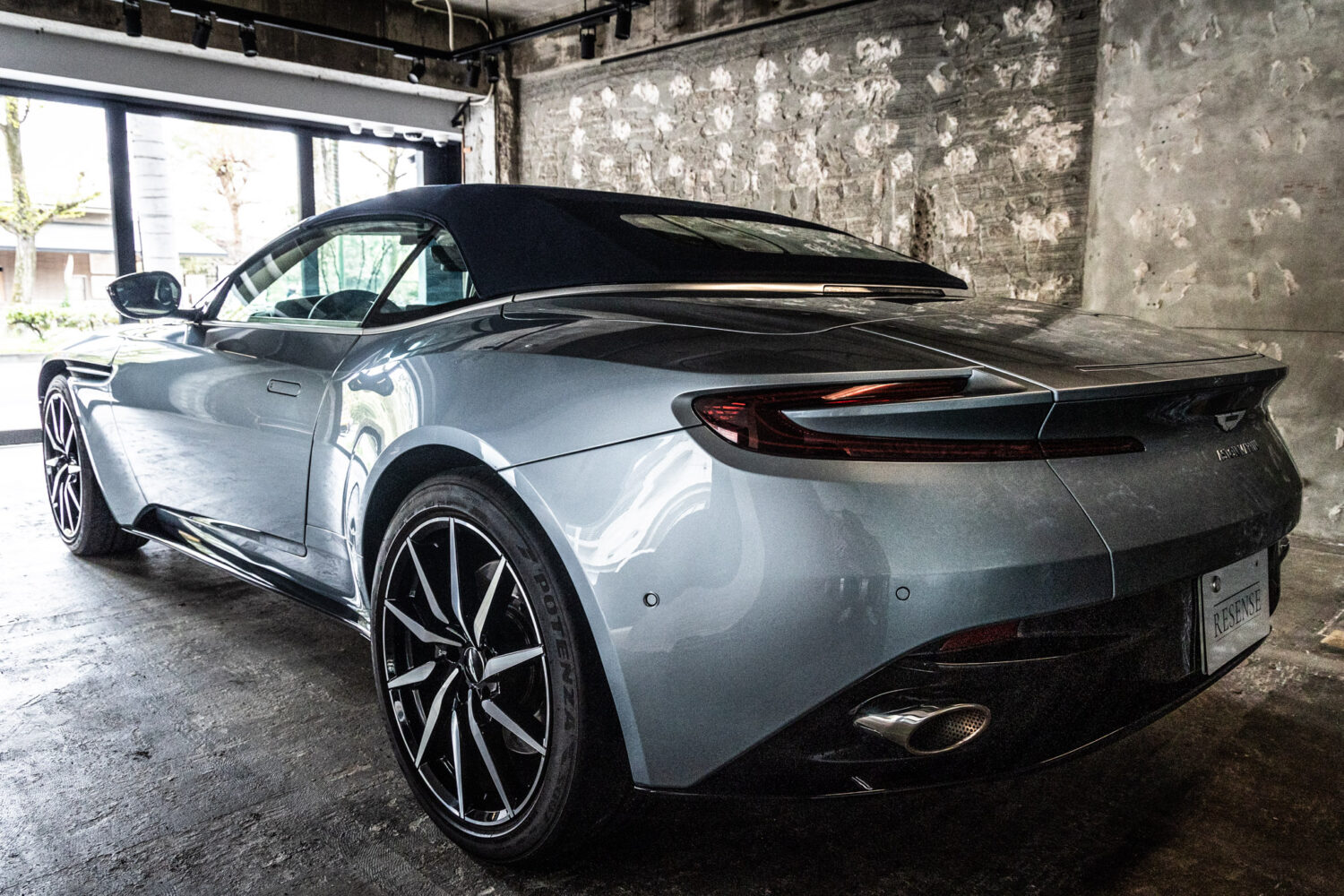 DB11 ヴォランテ V8