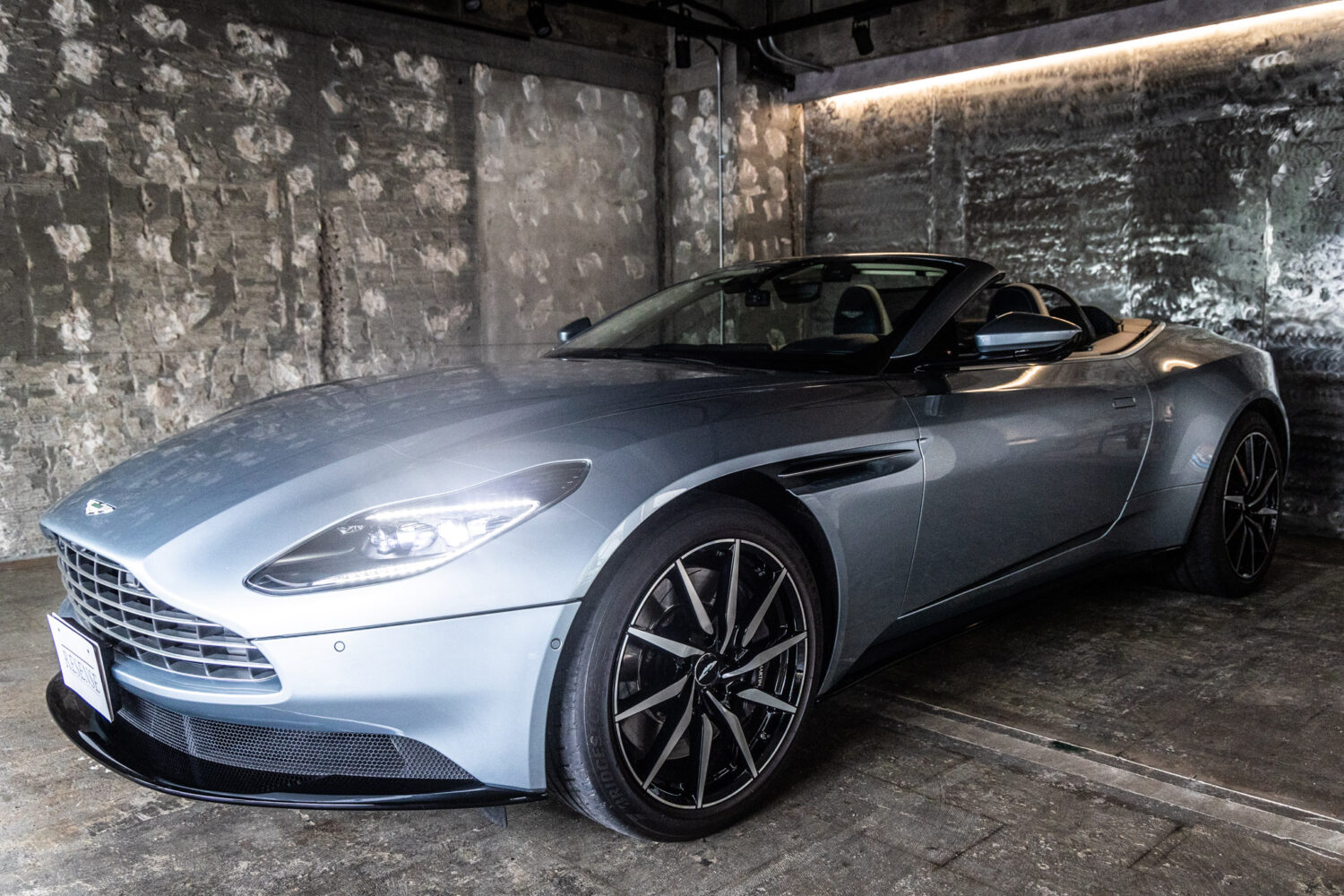 DB11 ヴォランテ V8