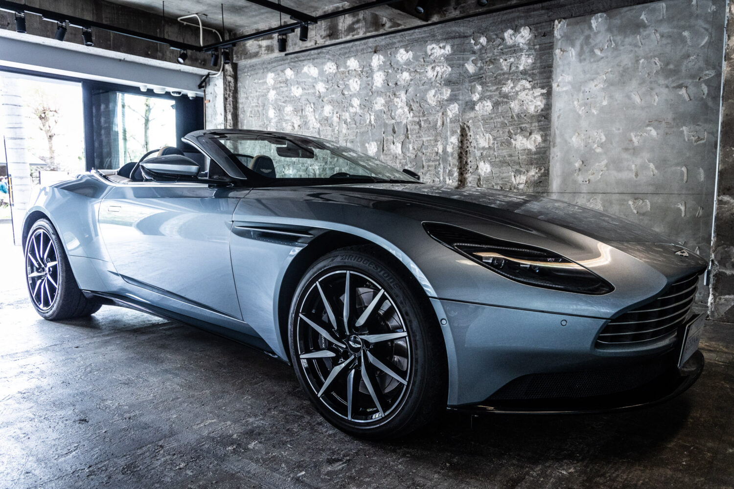 DB11 ヴォランテ V8