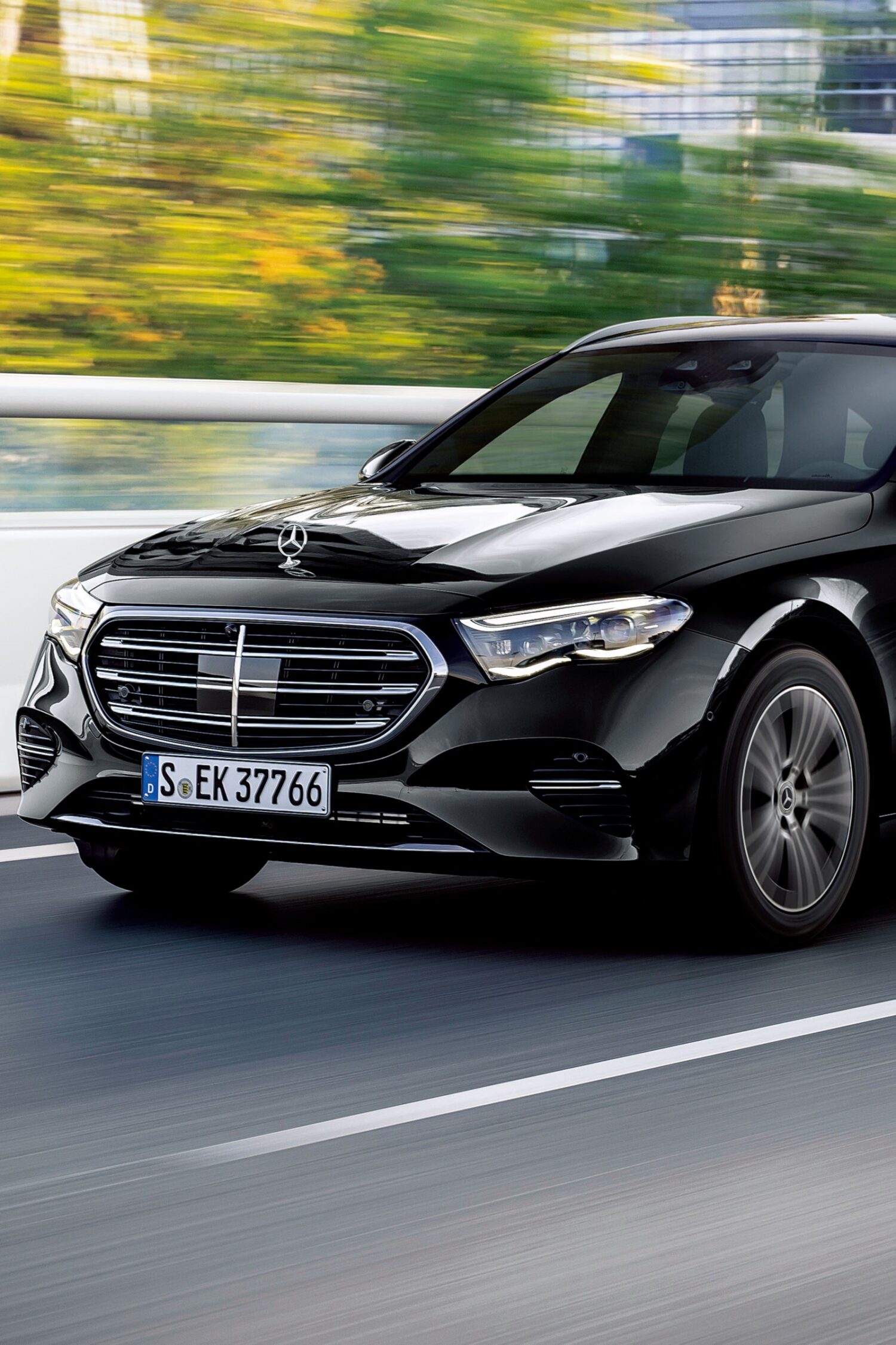 メルセデス・ベンツは新型Eクラスに現状唯一のエクスクルーシブラインを採用したE300セダン/ステーションワゴンを追加。セダン1126万円～/ワゴン1139万円～