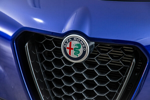 ステルヴィオ  2.0 ターボ Q4 ヴェローチェ 4WD