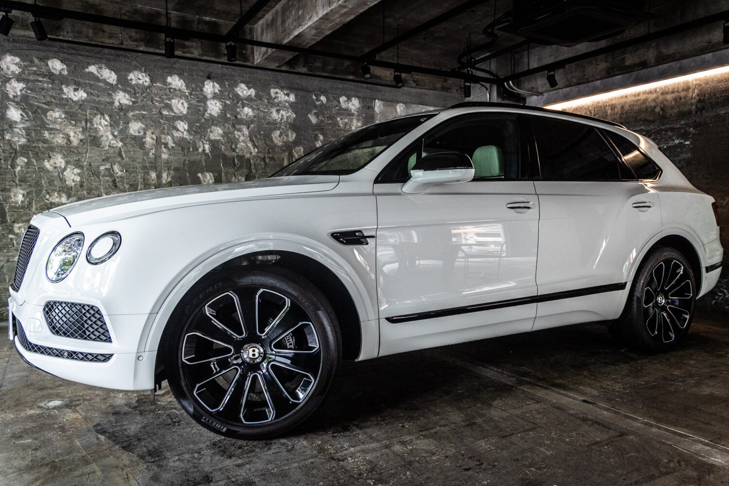 ベンテイガ V8 4WD Japan Limited Edition
