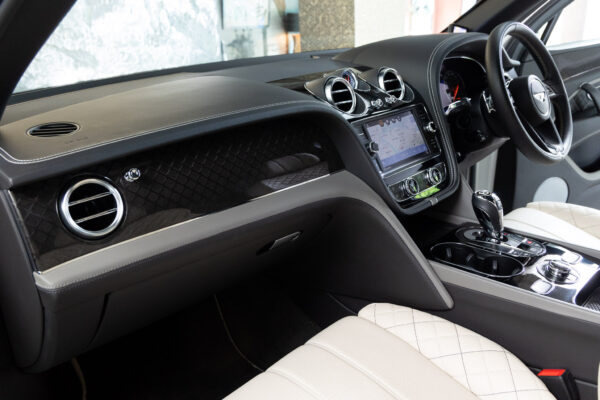 ベンテイガ V8 4WD Japan Limited Edition
