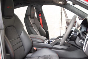 カイエンクーペ GTS Tip-S リアセンターシート 4WD