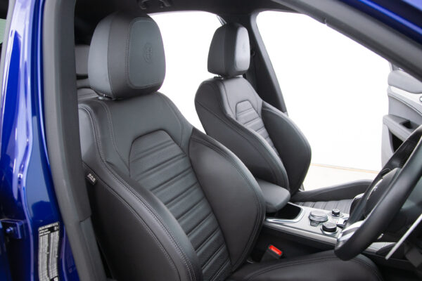 ステルヴィオ  2.0 ターボ Q4 ヴェローチェ 4WD