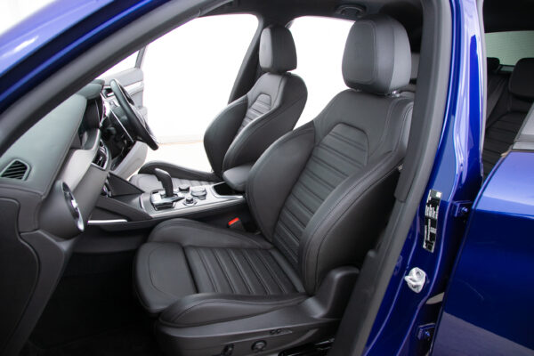 ステルヴィオ  2.0 ターボ Q4 ヴェローチェ 4WD