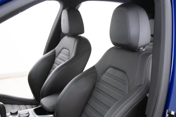 ステルヴィオ  2.0 ターボ Q4 ヴェローチェ 4WD