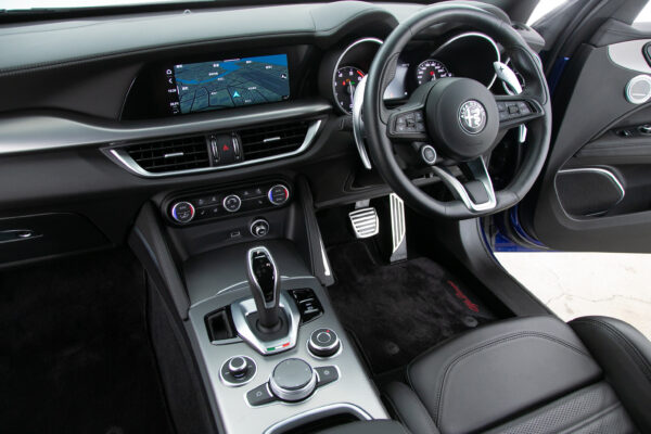 ステルヴィオ  2.0 ターボ Q4 ヴェローチェ 4WD