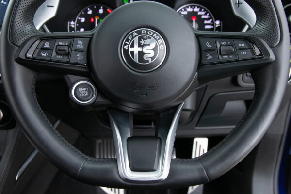 ステルヴィオ  2.0 ターボ Q4 ヴェローチェ 4WD