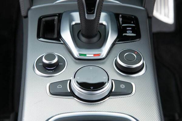 ステルヴィオ  2.0 ターボ Q4 ヴェローチェ 4WD