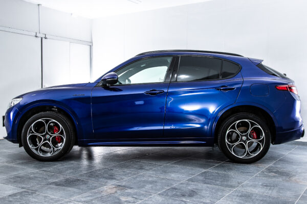 ステルヴィオ  2.0 ターボ Q4 ヴェローチェ 4WD