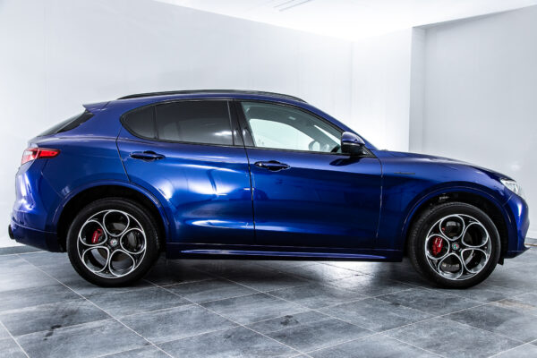 ステルヴィオ  2.0 ターボ Q4 ヴェローチェ 4WD