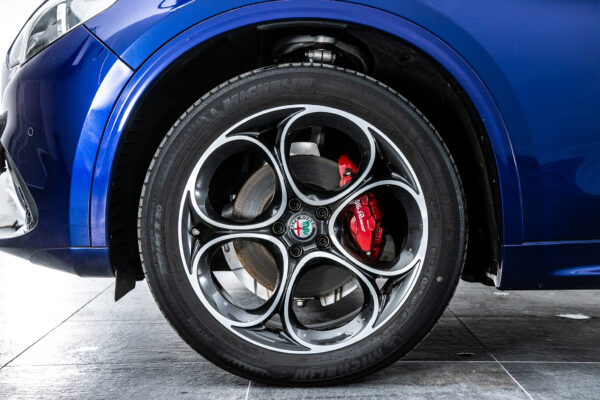 ステルヴィオ  2.0 ターボ Q4 ヴェローチェ 4WD