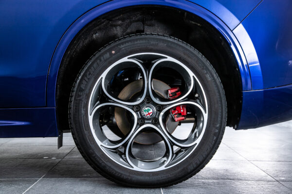 ステルヴィオ  2.0 ターボ Q4 ヴェローチェ 4WD