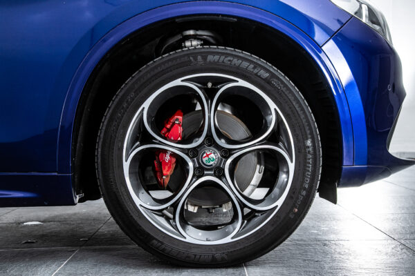 ステルヴィオ  2.0 ターボ Q4 ヴェローチェ 4WD